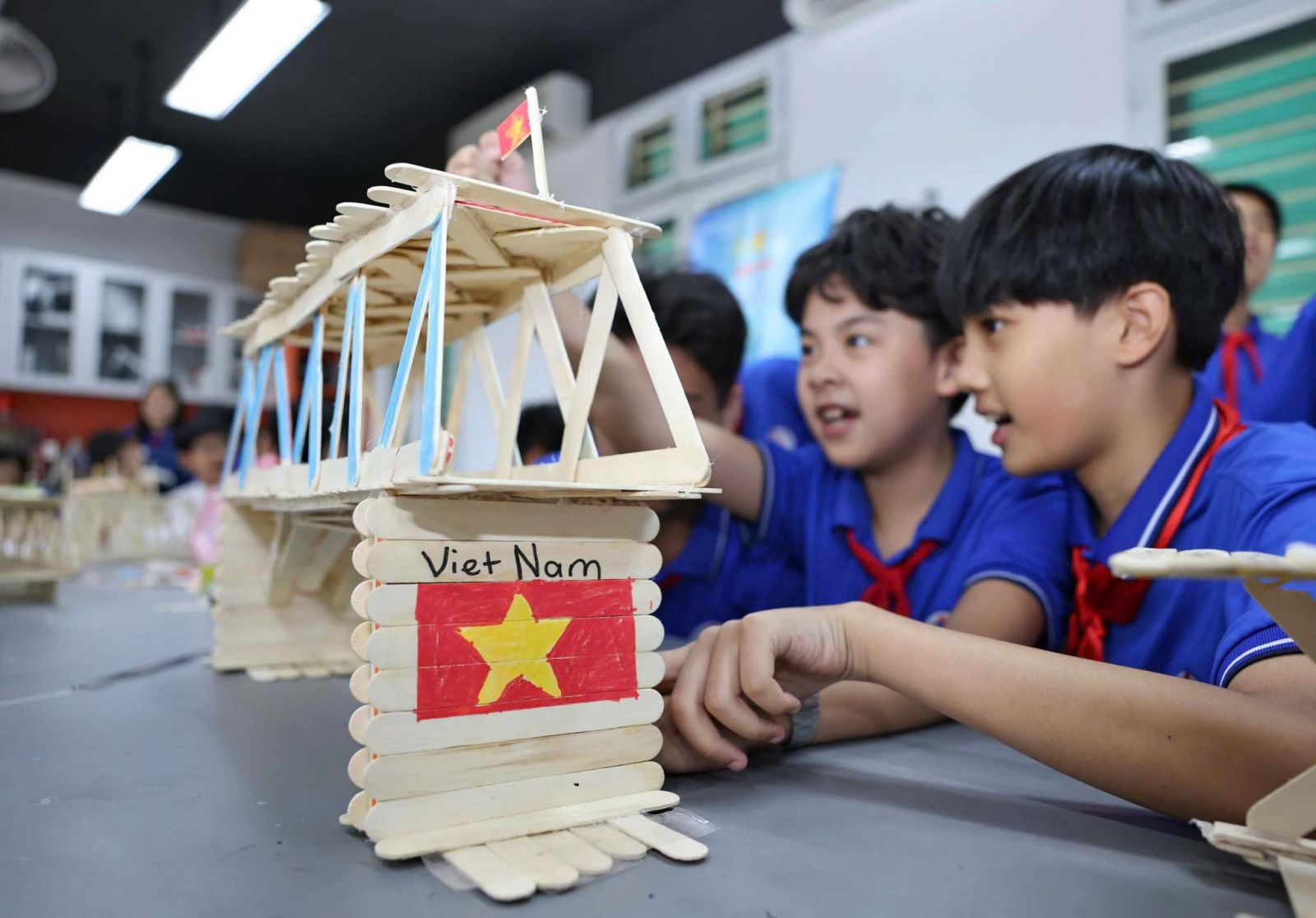 Học sinh hào hứng thảo luận nhóm