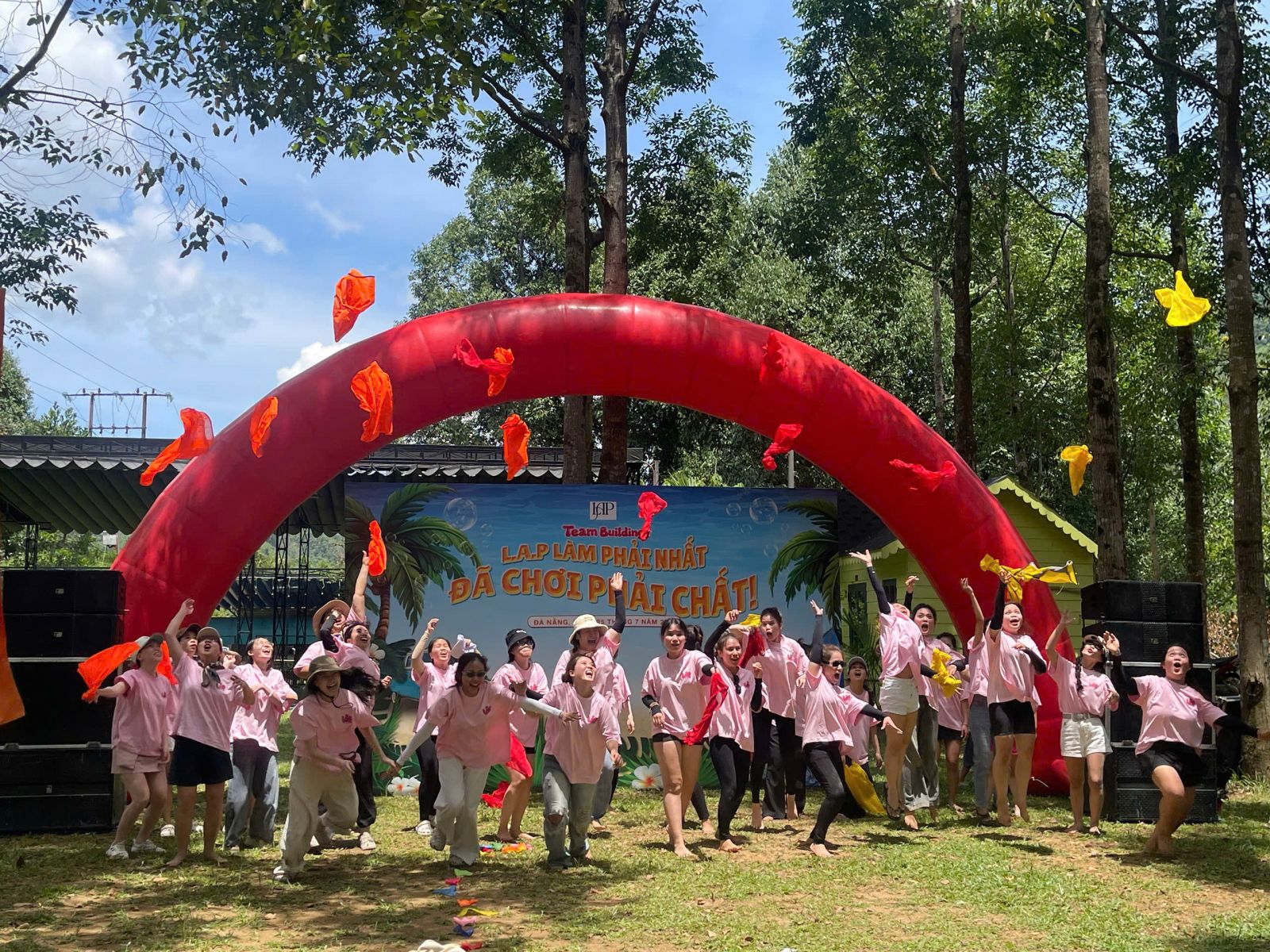 Sân khấu Gala Dinner kết hợp Team Building chuyên nghiệp